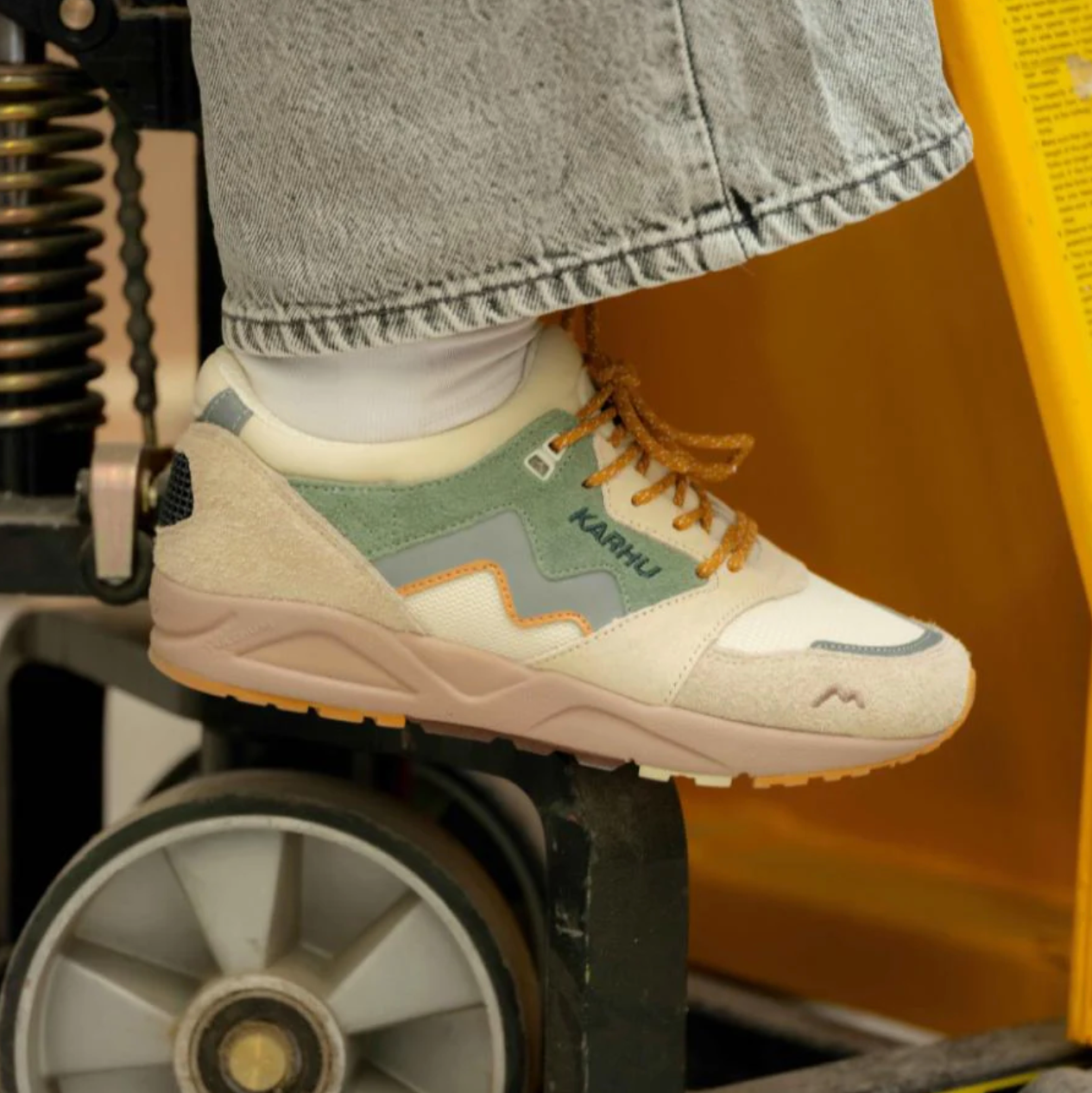 Karhu ARIA 95 "MÖLKKY" PACK - TURTLEDOVE / ICEBERG GREEN